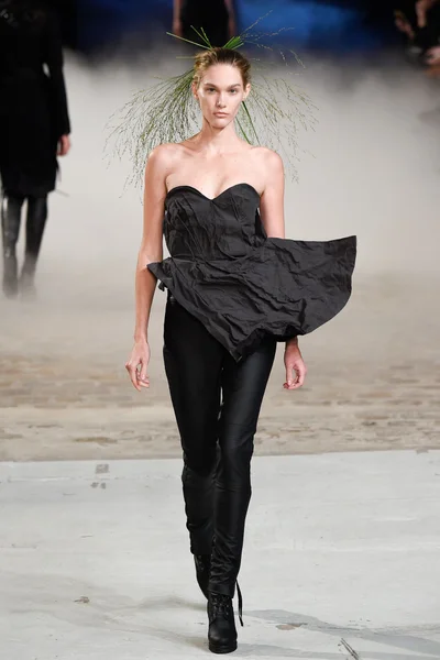 Look 32
